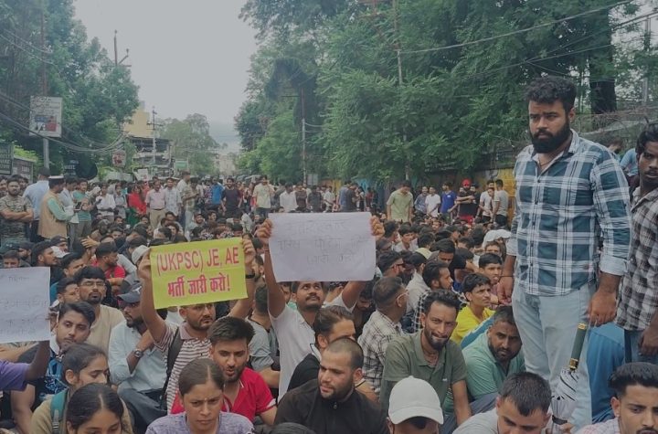 देहरादून में बेरोजगार युवाओं का सचिवालय कूच, सरकार के खिलाफ किया प्रदर्शन