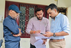 मतदाता सूची पुनरीक्षण की जमीनी पड़ताल को ग्राउंड जीरो पर उतरे डीएम