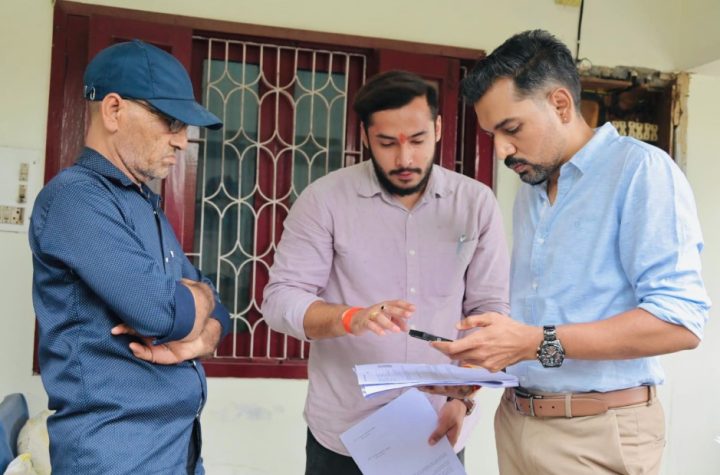 मतदाता सूची पुनरीक्षण की जमीनी पड़ताल को ग्राउंड जीरो पर उतरे डीएम