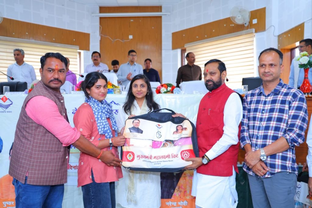 जिलाधिकारी तथा राज्यमंत्री ने जनसेवा शिविर में सुनीं जनसमस्याएं, विभागीय स्टॉलों का किया निरीक्षण, 526 लोगों ने किया प्रतिभाग