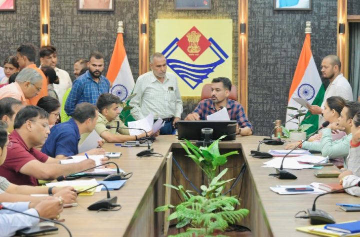 समाधान दिवस में डीएम का सख्त एक्शन, आंचल डेयरी प्रबंधक का रोका वेतन