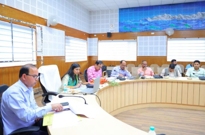 विकास कार्यों में देरी पर होगी जवाबदेही तय, जिलाधिकारी ने की जिला योजना की समीक्षा