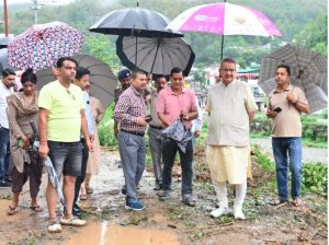 कैबिनेट मंत्री गणेश जोशी ने घट्टी गोला क्षेत्र के संपर्क मार्ग का स्थलीय निरीक्षण कर लिया व्यवस्थाओं का जायजा