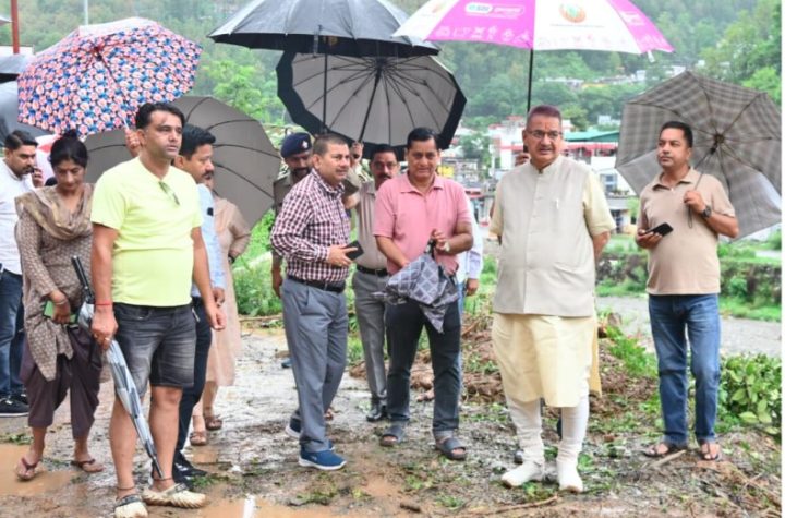 कैबिनेट मंत्री गणेश जोशी ने घट्टी गोला क्षेत्र के संपर्क मार्ग का स्थलीय निरीक्षण कर लिया व्यवस्थाओं का जायजा
