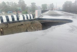 करोड़ों की लागत से बना नंदा की चौकी का नया पुल धंसा, प्रशासन ने रोकी आवाजाही