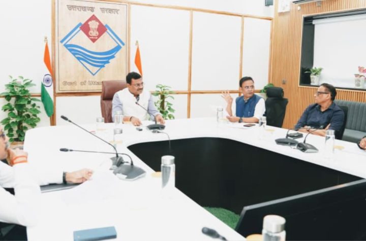 मुख्य सचिव आनन्द बर्द्धन की अध्यक्षता में हुई व्यय वित्त समिति की बैठक