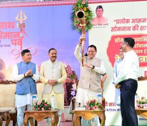 रेल यात्रा को हरी झंडी दिखाकर किया रवाना