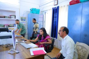 जिलाधिकारी ने निर्वाचन कार्यालय का औचक निरीक्षण कर एसआईआर कार्यों की समीक्षा की