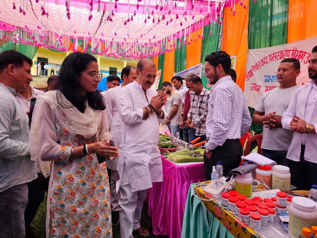 लोगों को दी जनकल्याणकारी योजनाओं की जानकारी