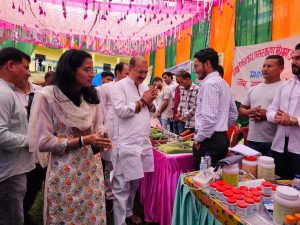 लोगों को दी जनकल्याणकारी योजनाओं की जानकारी