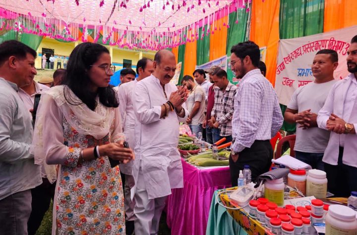 लोगों को दी जनकल्याणकारी योजनाओं की जानकारी