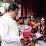 मुख्यमंत्री ने किया बुनकरों को सम्मानित