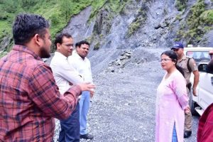 पिंडर घाटी के दुर्गम क्षेत्रों में डीएम अपूर्वा पाण्डे का स्थलीय निरीक्षण, व्यवस्थाओं में सुधार के निर्देश