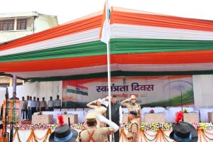 टिहरी में प्रभारी मंत्री गणेश जोशी ने किया ध्वजारोहण, स्वतंत्रता सेनानियों और शहीदों को किया नमन