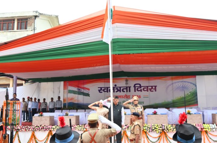 टिहरी में प्रभारी मंत्री गणेश जोशी ने किया ध्वजारोहण, स्वतंत्रता सेनानियों और शहीदों को किया नमन