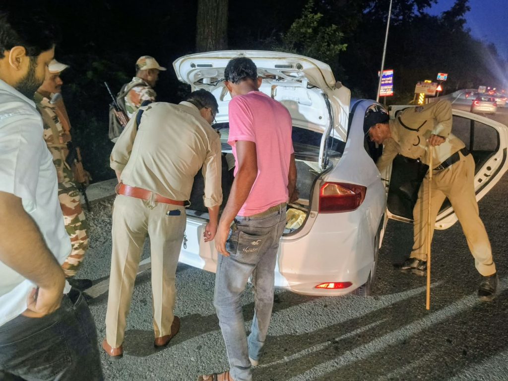 एसएसपी देहरादून के निर्देशों पर सम्पूर्ण जनपद में दून पुलिस द्वारा लगातार चलाया जा रहा सघन चेकिंग अभियान
