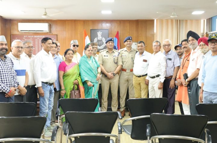 “विश्व वरिष्ठ नागरिक दिवस’’ पर एसएसपी देहरादून द्वारा सीनियर सिटीजन्स से की शिष्टाचार भेंट