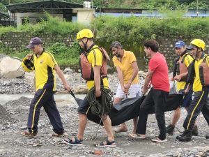 सहस्त्रधारा में स्नान के दौरान डूबे व्यक्ति की तलाश में उतरी SDRF, 2 किलोमीटर दूर मिला शव