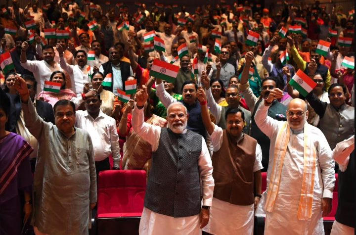 पीएम मोदी समेत NDA सांसदों ने लहराया तिरंगा, झारखंड छात्र प्रदर्शन पर संसद में प्रदर्शन