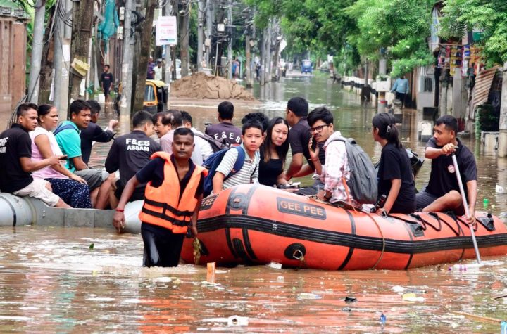 असम में बाढ़ से हाहाकार,मृतकों का आंकड़ा 100 पहुंचा, कई जिलों में अब भी हालात गंभीर