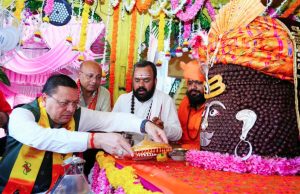 टपकेश्वर महादेव की शोभायात्रा में शामिल हुए सीएम धामी, प्रदेश की खुशहाली के लिए की प्रार्थना
