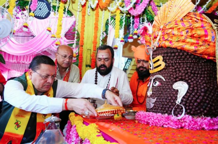 टपकेश्वर महादेव की शोभायात्रा में शामिल हुए सीएम धामी, प्रदेश की खुशहाली के लिए की प्रार्थना