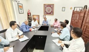 शिक्षा मंत्री डॉ. धन सिंह रावत ने विभागीय अधिकारियों के साथ की समीक्षा बैठक