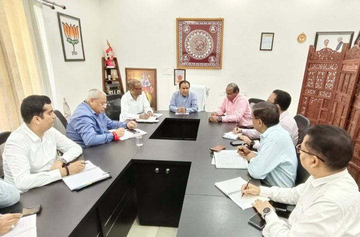 शिक्षा मंत्री डॉ. धन सिंह रावत ने विभागीय अधिकारियों के साथ की समीक्षा बैठक