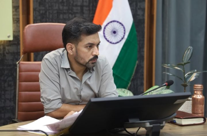 राजस्व वसूली में ढिलाई पर बरतेगी सख्ती, डीएम ने दी कड़ी चेतावनी