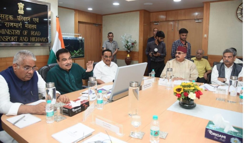 लोनिवि मंत्री महाराज ने परिवहन एवं राष्ट्रीय राजमार्ग मंत्रालय की बैठक में रखे कई सुझाव