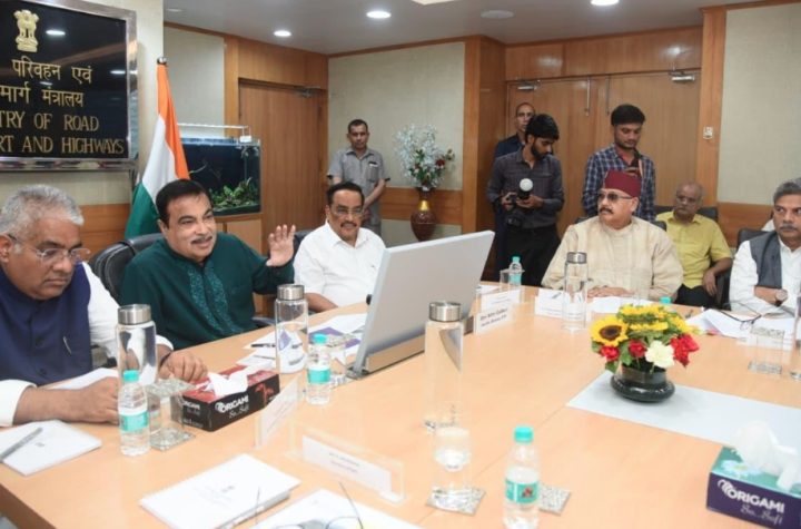 लोनिवि मंत्री महाराज ने परिवहन एवं राष्ट्रीय राजमार्ग मंत्रालय की बैठक में रखे कई सुझाव