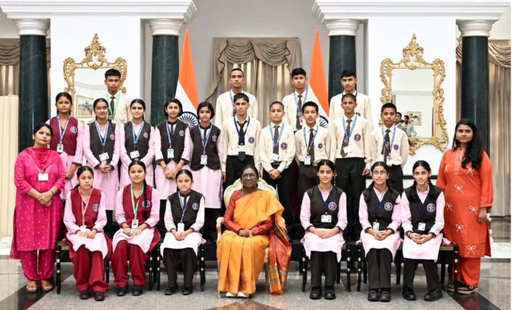 एकलव्य विद्यालयों के छात्रों ने किया राष्ट्रपति भवन का भ्रमण, राष्ट्रपति द्रौपदी मुर्मु से की मुलाकात