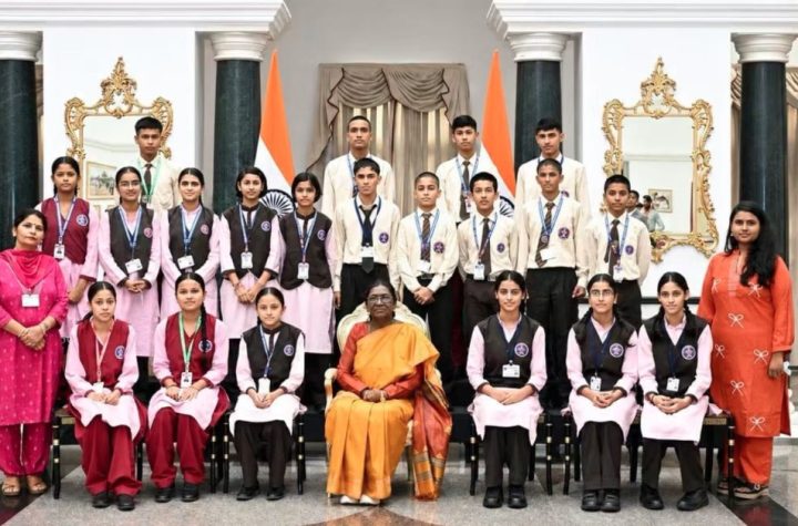 एकलव्य विद्यालयों के छात्रों ने किया राष्ट्रपति भवन का भ्रमण, राष्ट्रपति द्रौपदी मुर्मु से की मुलाकात