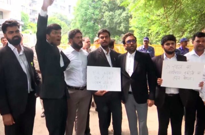 BCI चेयरमैन के इस्तीफे की मांग को लेकर दिल्ली में वकीलों का प्रदर्शन