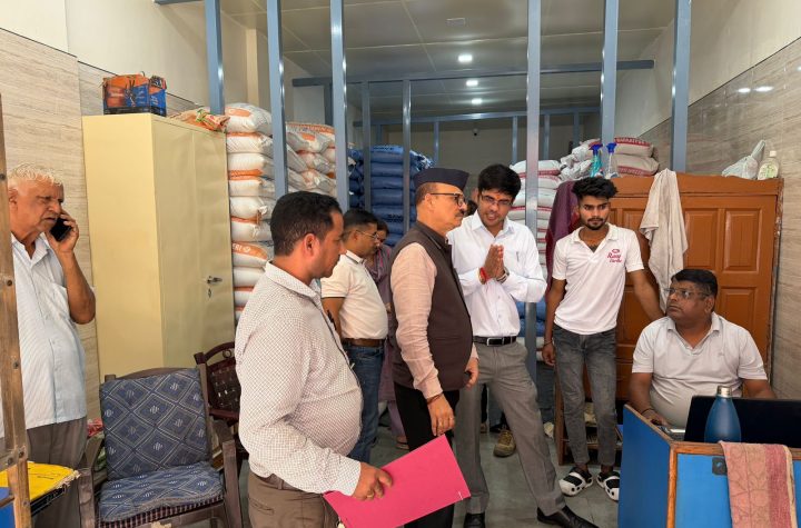 चीनी के बढ़ते दामों पर प्रशासन सख्त, देहरादून में दो दर्जन से अधिक थोक विक्रेताओं के प्रतिष्ठानों पर छापेमारी