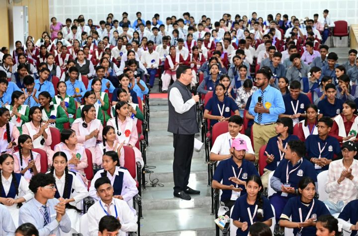 सीएम धामी ने विद्यार्थियों से किया सीधा संवाद, कहा—युवा ही देश और प्रदेश के भविष्य के निर्माता