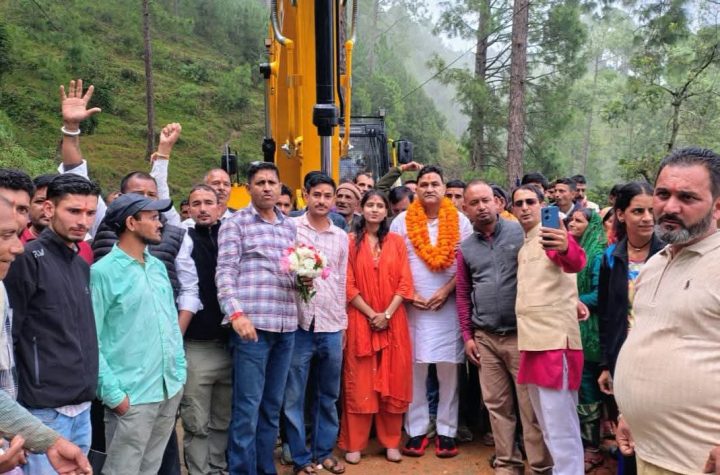 मंत्री राम सिंह कैड़ा ने किया सड़क निर्माण कार्य का शुभारंभ, ग्रामीणों ने फूल-मालाओं से किया स्वागत