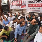 मंत्री सुबोध उनियाल ने दून अस्पताल पहुंचकर पीजी, एसआर और जेआर डॉक्टरों को दिया स्टाइपेंड बढ़ाने का भरोसा, धरना स्थगित