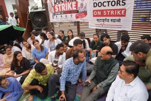 मंत्री सुबोध उनियाल ने दून अस्पताल पहुंचकर पीजी, एसआर और जेआर डॉक्टरों को दिया स्टाइपेंड बढ़ाने का भरोसा, धरना स्थगित