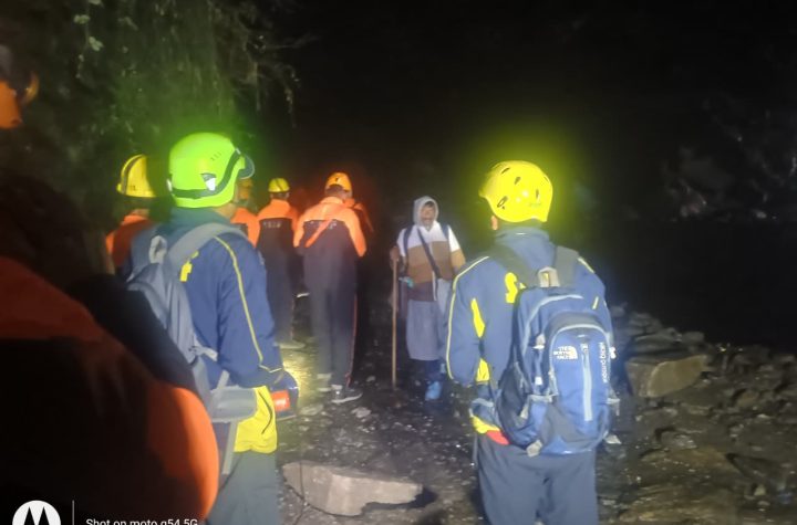 चीड़बासा स्लाइडिंग जोन में संयुक्त रेस्क्यू अभियान चलाकर 1500 यात्रियों को सुरक्षित पहुंचाया गौरीकुंड