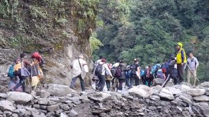 चीड़बासा स्लाइडिंग जोन में SDRF ने संभाला मोर्चा, करीब 9,000 यात्रियों को सुरक्षित कराया आर-पार
