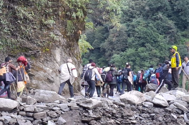 चीड़बासा स्लाइडिंग जोन में SDRF ने संभाला मोर्चा, करीब 9,000 यात्रियों को सुरक्षित कराया आर-पार