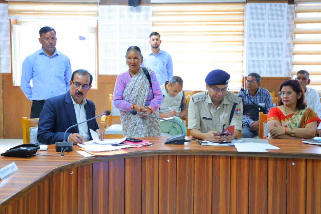 जनता दर्शन में 10 शिकायतों पर सुनवाई, अपर जिलाधिकारी ने दिए त्वरित निस्तारण के निर्देश