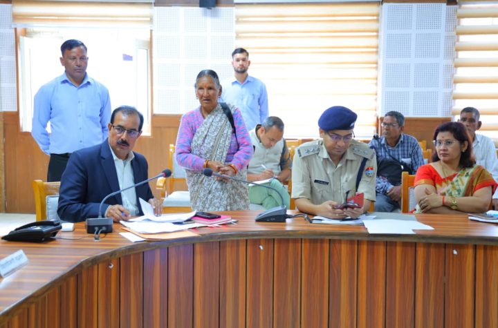 जनता दर्शन में 10 शिकायतों पर सुनवाई, अपर जिलाधिकारी ने दिए त्वरित निस्तारण के निर्देश