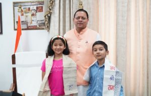 मुख्यमंत्री धामी से मिले नन्हे पर्वतारोही रियांश पंत और प्रिशा रावत