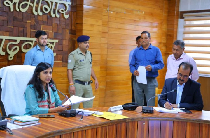 जनता मिलन में जिलाधिकारी ने सुनीं 28 शिकायतें, समयबद्ध निस्तारण के निर्देश