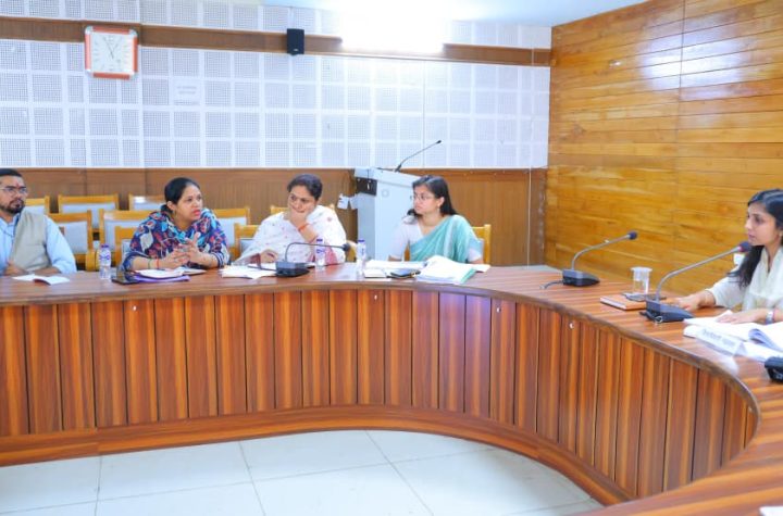 पौड़ी में राजस्व समीक्षा बैठक, पुराने वादों के शीघ्र निस्तारण और वसूली में तेजी के निर्देश