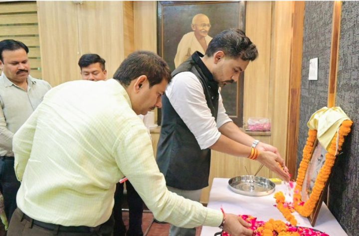 पं. गोविंद बल्लभ पंत के आदर्शों को आत्मसात कर जनसेवा के दायित्वों का ईमानदारी से निर्वहन करें- डीएम