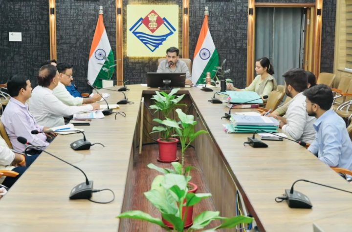 ग्रीन बिल्डिंग की धीमी प्रगति पर डीएम सख्त, कार्यदायी संस्था को लगाई फटकार