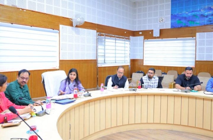 पौड़ी में घेरबाड़ नीति के प्रभावी क्रियान्वयन पर मंथन, डीएम ने दिए निर्देश